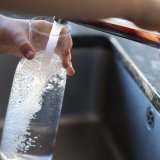 Entre 2019 et 2021, près d’un dixième de la population a consommé de l’eau potable affichant des concentrations de métabolites du chlorothalonil dépassant la valeur maximale admise (image d'illustration). KEYSTONE/GAETAN BALLY